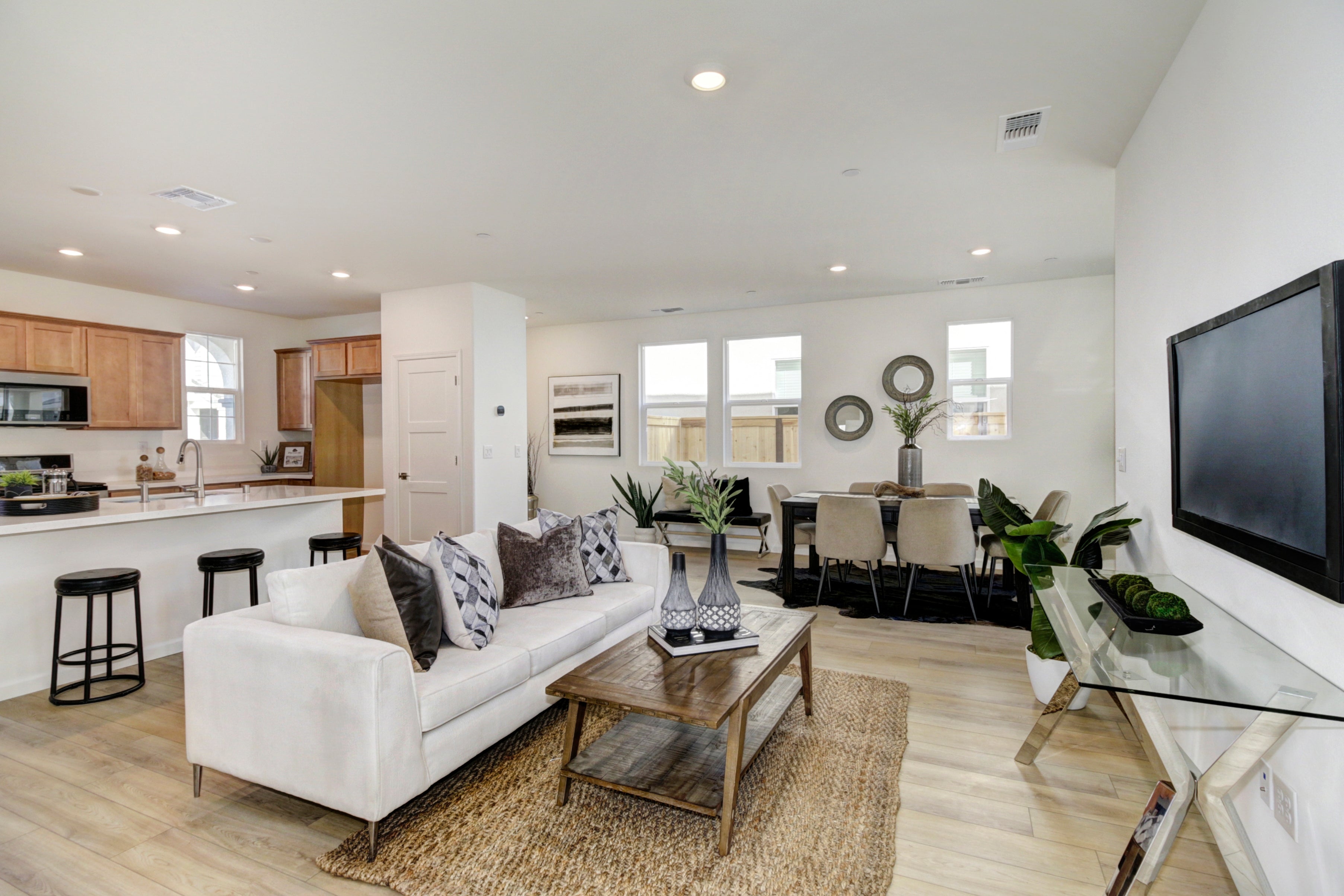 Joecy Way, Elk Grove – Premiere Home Staging & Design