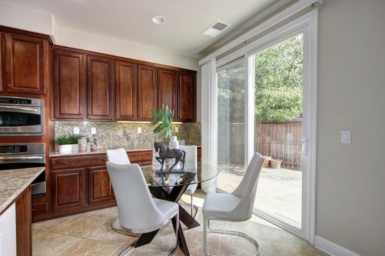 156_Dodbrook_Ct_Roseville_CA-large-023-020-023-1500x1000-72dpi