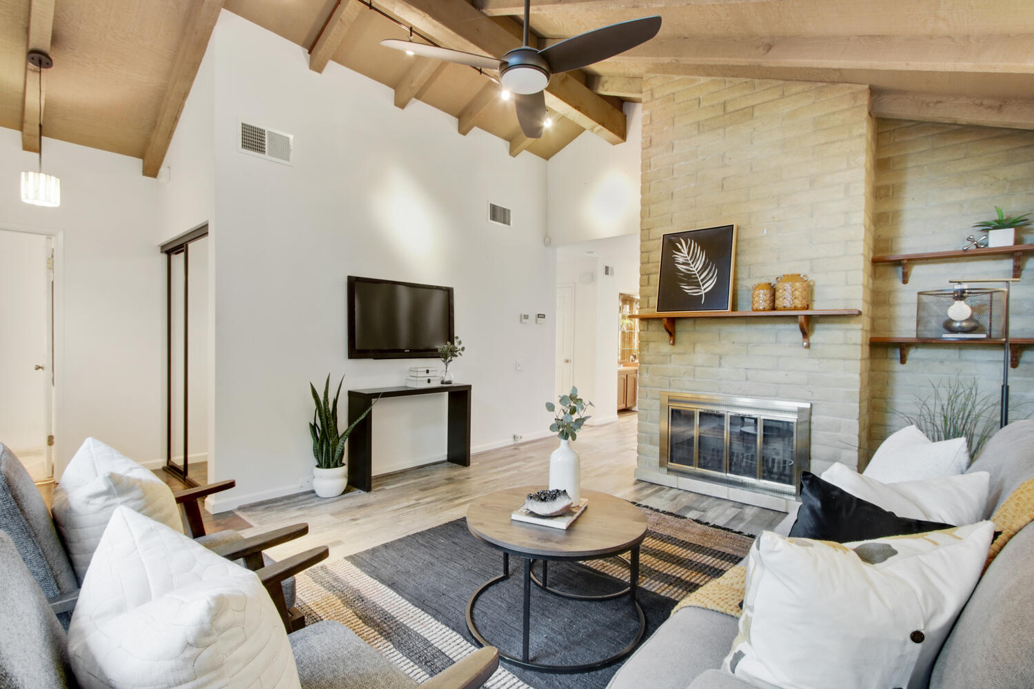 227_Hartnell_Pl_Sacramento_CA-large-009-017-009-1500x1000-72dpi
