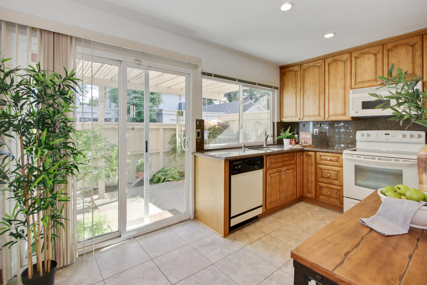 227_Hartnell_Pl_Sacramento_CA-large-016-025-016-1500x1000-72dpi
