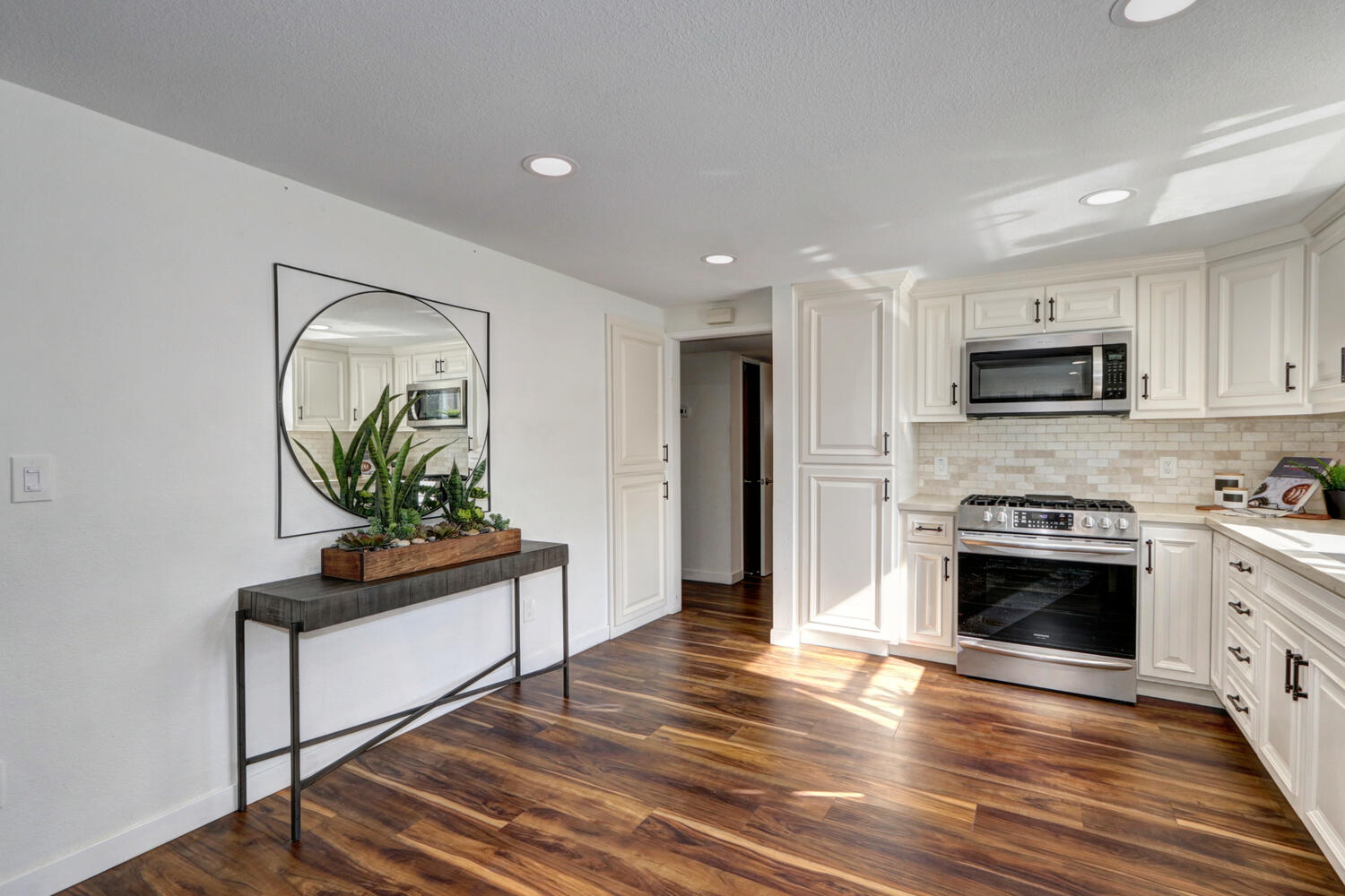 2474_Knightwood_Way_Rancho-large-014-014-014-1500x1000-72dpi
