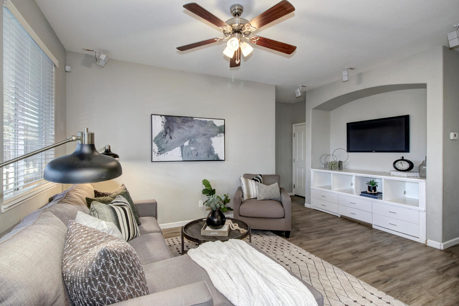 2572_Woodfield_Way_Roseville-large-005-001-005-1500x1000-72dpi