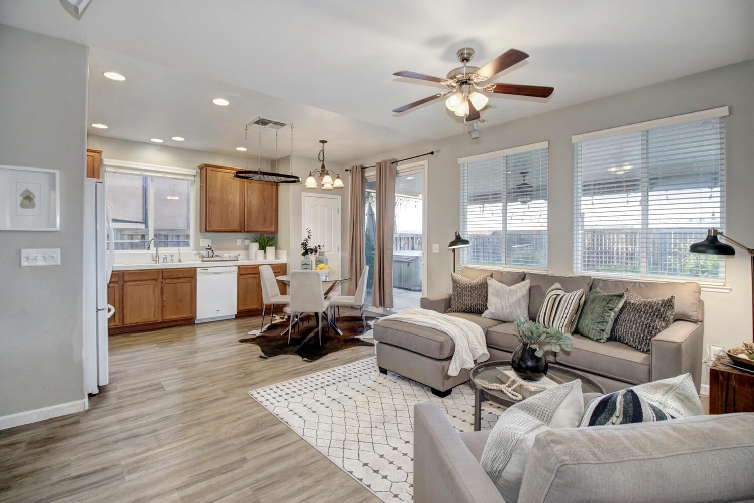2572_Woodfield_Way_Roseville-large-007-009-007-1500x1000-72dpi
