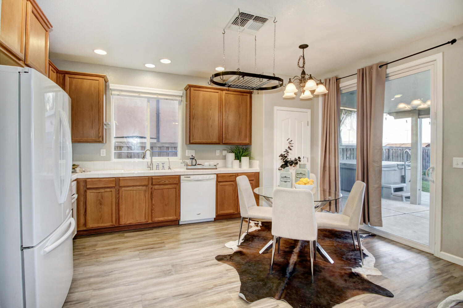 2572_Woodfield_Way_Roseville-large-009-006-009-1500x1000-72dpi