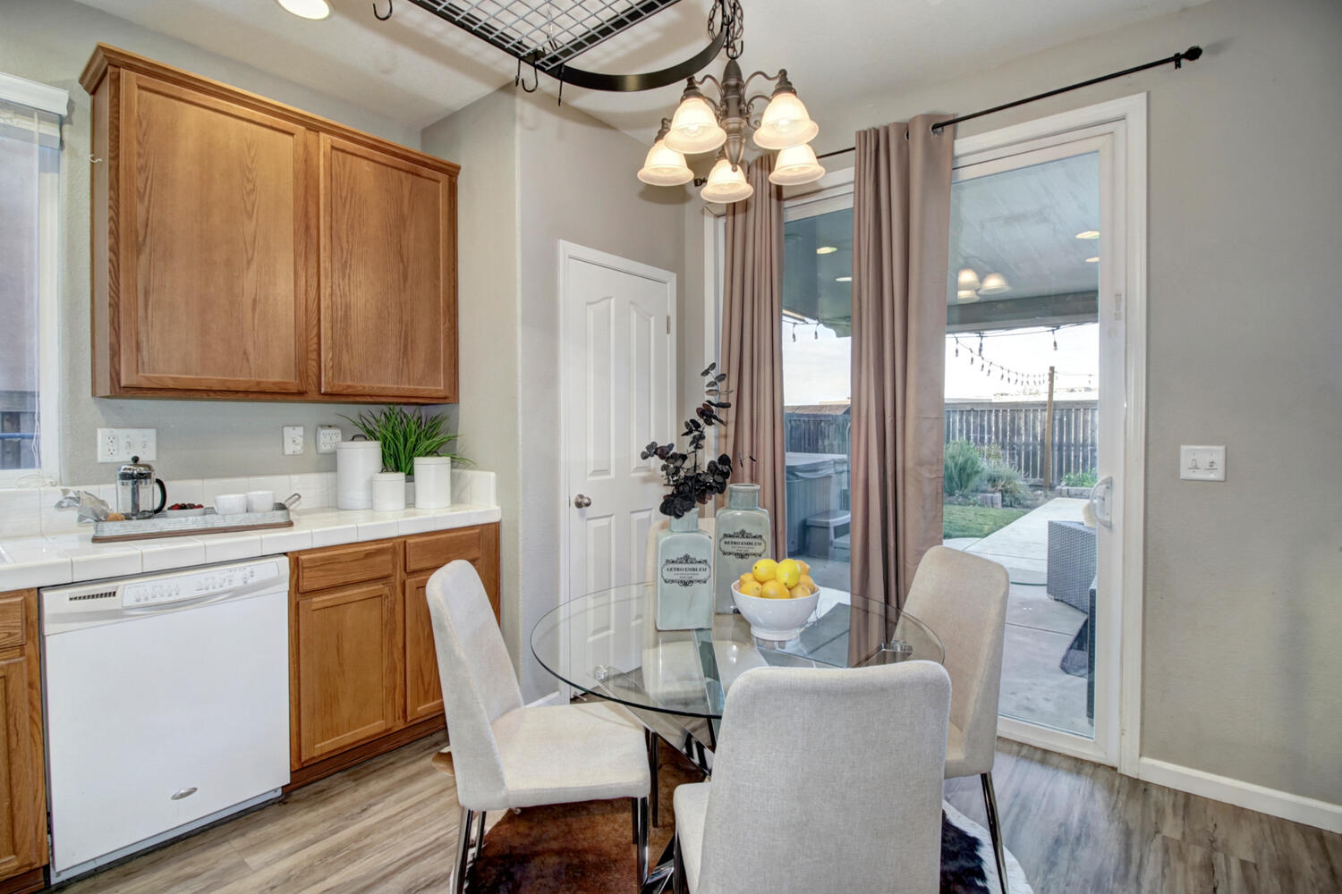 2572_Woodfield_Way_Roseville-large-011-029-011-1500x1000-72dpi