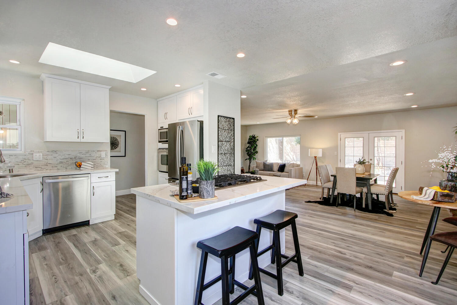 2800_Marmor_Ct_Sacramento_CA-large-012-012-012-1500x1000-72dpi