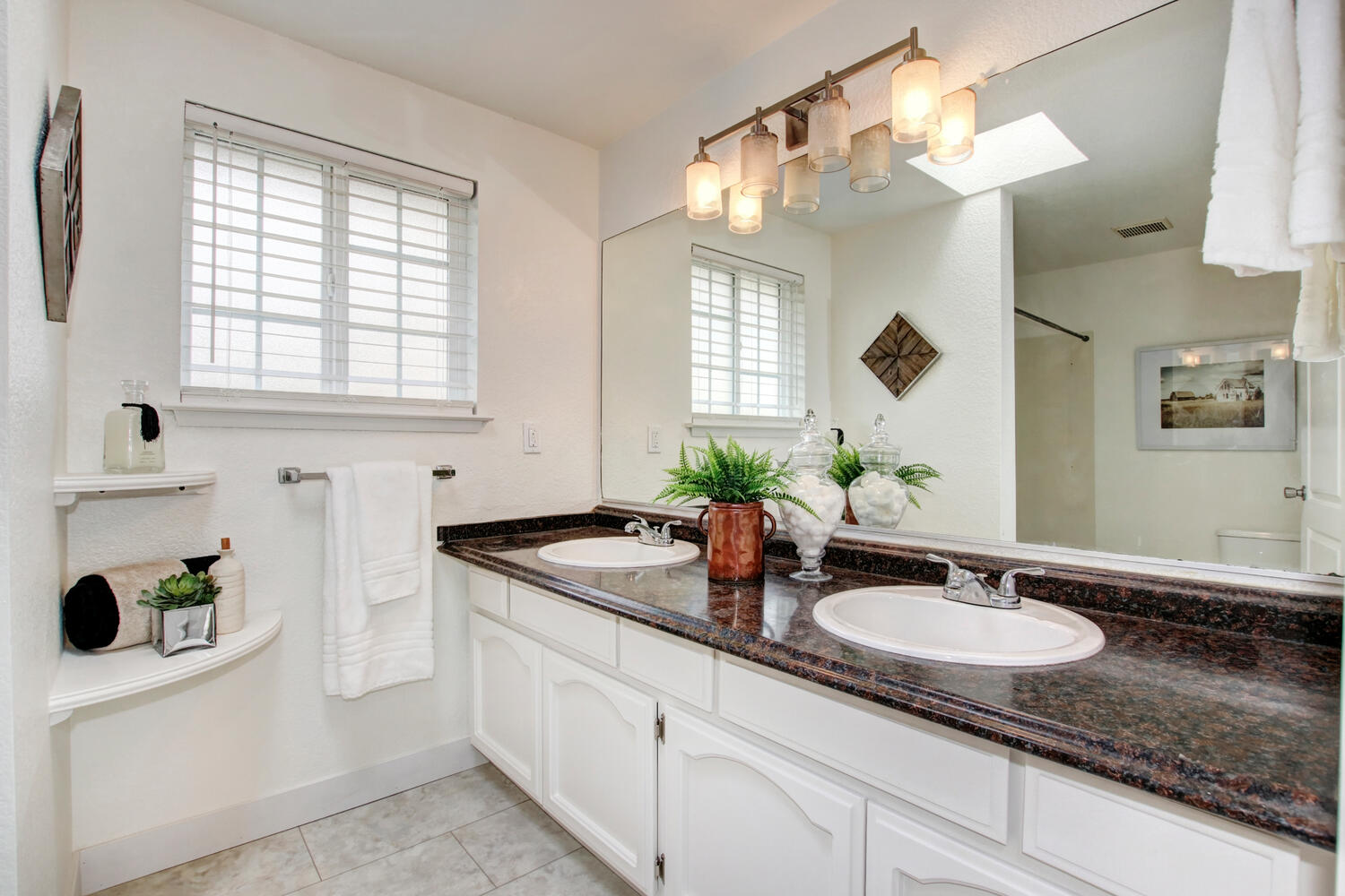 305_Castle_Ct_Roseville_CA-large-021-018-021-1500x1000-72dpi