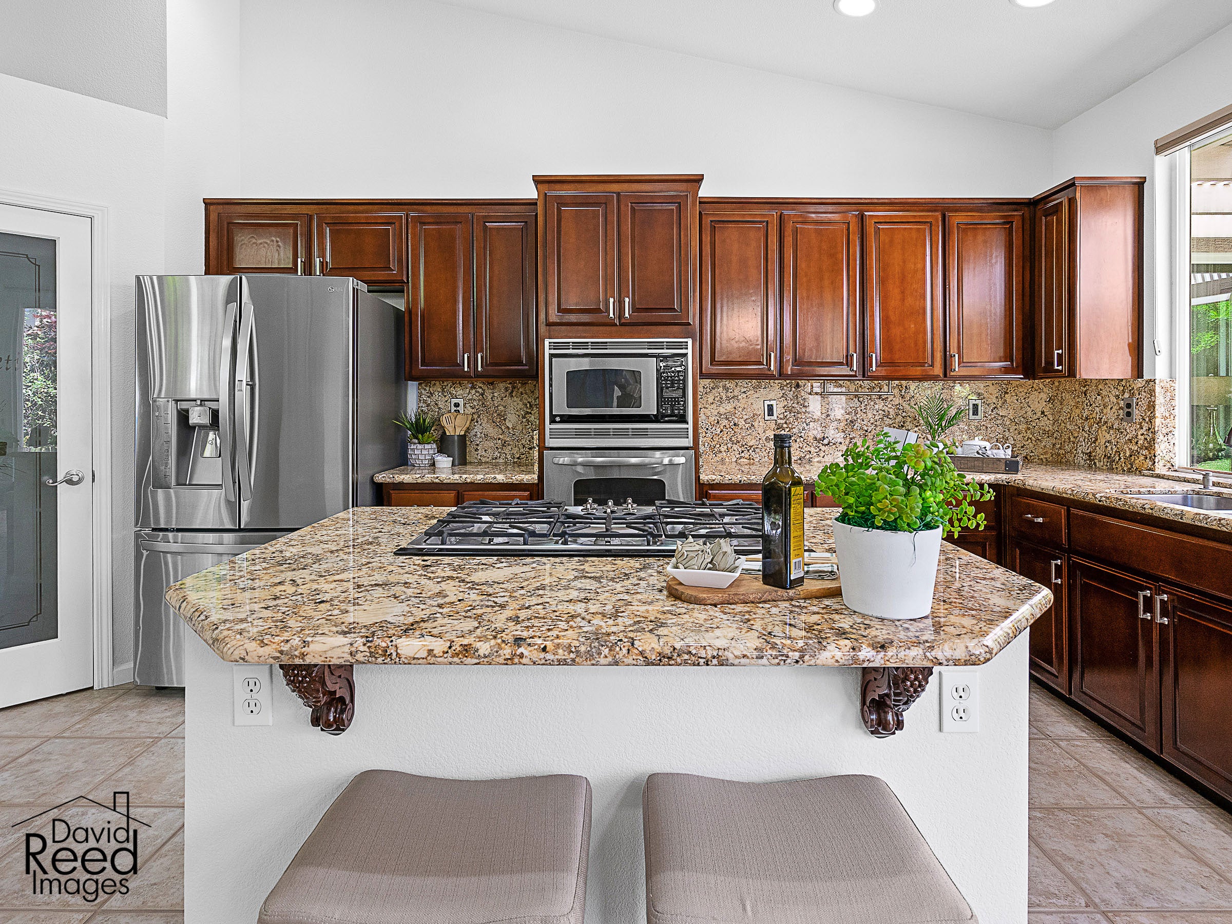 4000_MeadowWoodDrive_Int_Kitchen_1_02