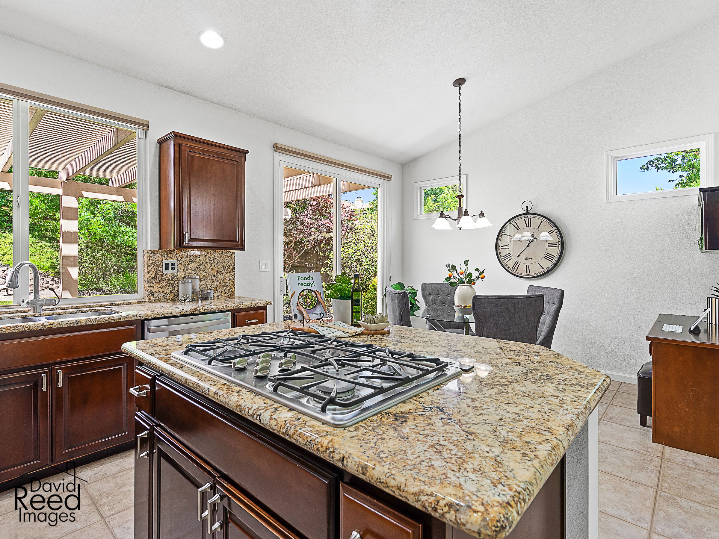 4000_MeadowWoodDrive_Int_Kitchen_1_04