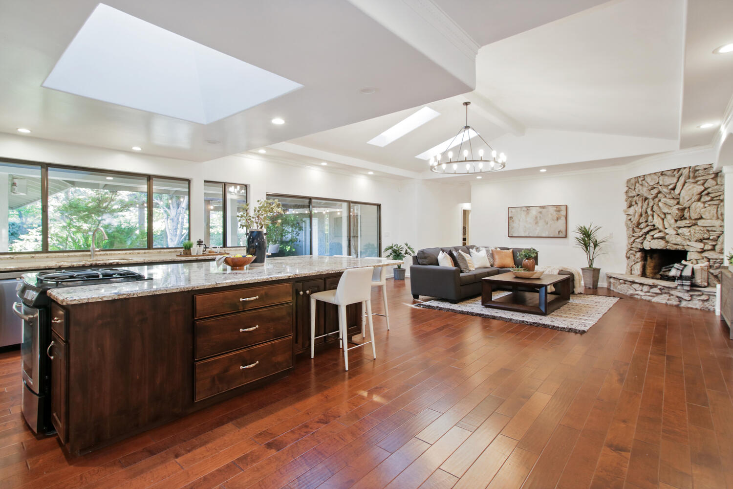 4033_Crondall_Dr_Sacramento_CA-large-026-029-026-1500x1000-72dpi