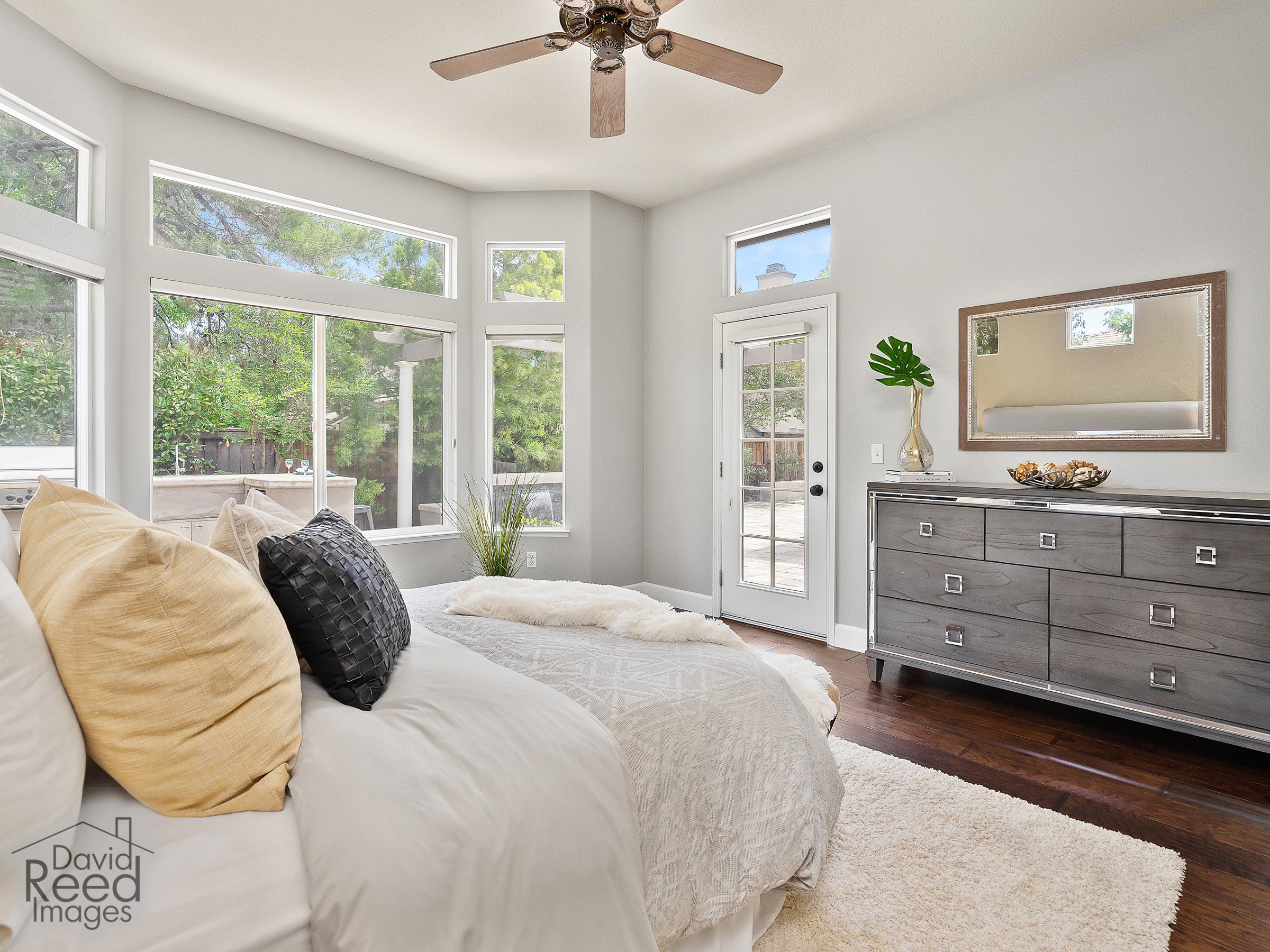 4185_MeadowWoodDrive_Int_Bedroom1_1_02