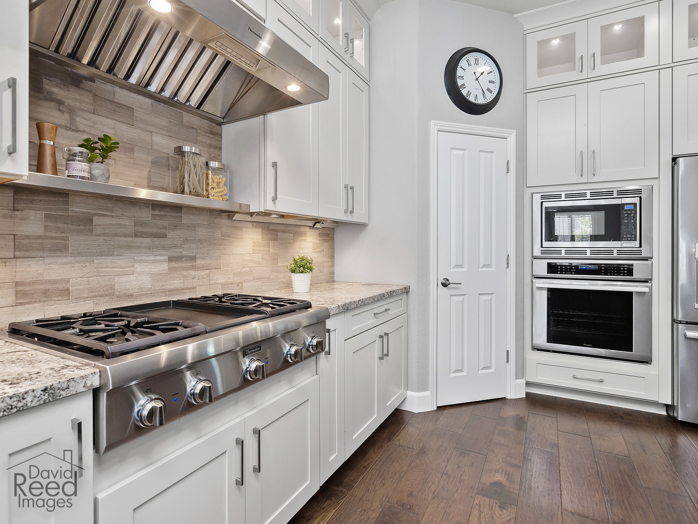 4185_MeadowWoodDrive_Int_Kitchen_1_04