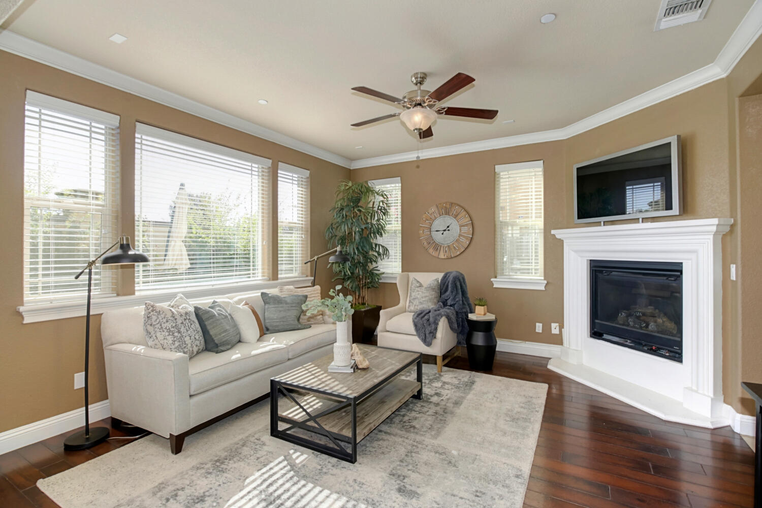 565_Addison_Ct_Folsom_CA_95630-large-004-006-004-1500x1000-72dpi