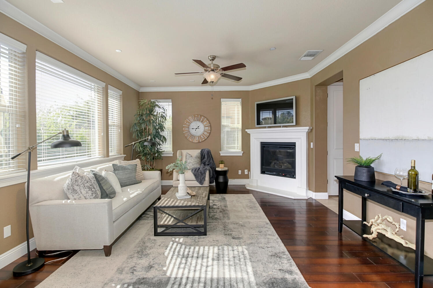 565_Addison_Ct_Folsom_CA_95630-large-005-003-005-1500x1000-72dpi