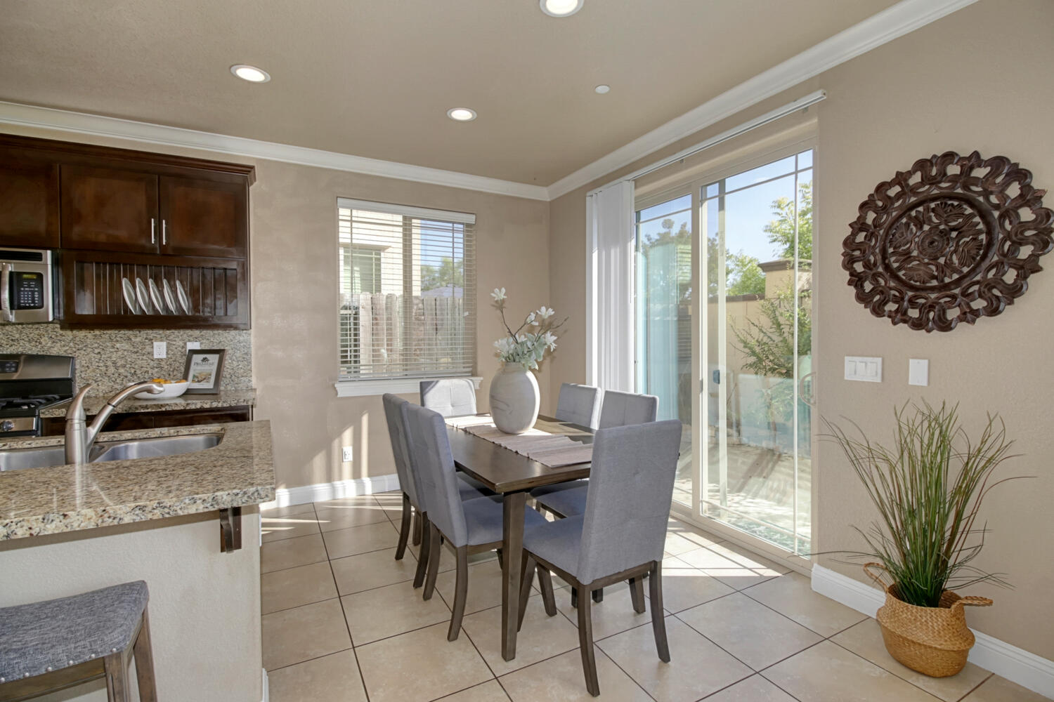 565_Addison_Ct_Folsom_CA_95630-large-009-011-009-1500x1000-72dpi