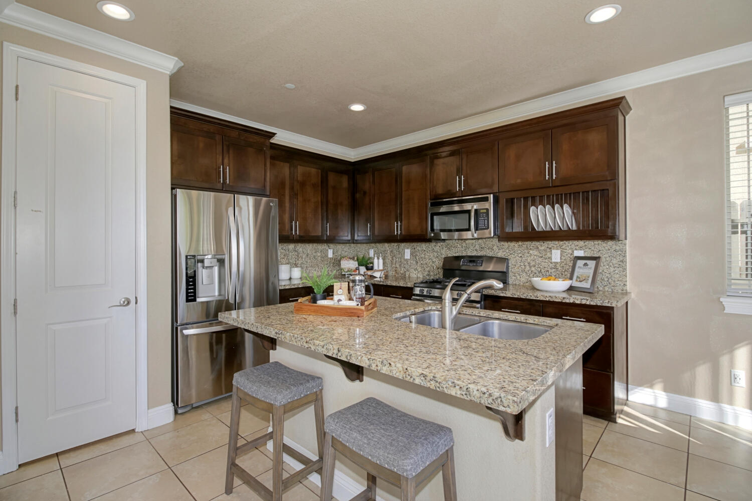 565_Addison_Ct_Folsom_CA_95630-large-012-012-012-1500x1000-72dpi