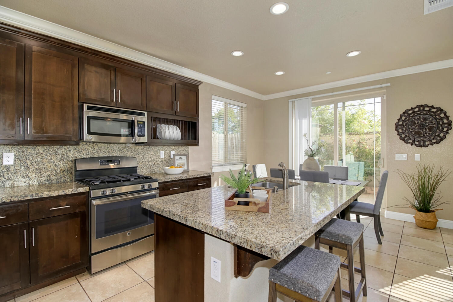 565_Addison_Ct_Folsom_CA_95630-large-015-020-015-1500x1000-72dpi