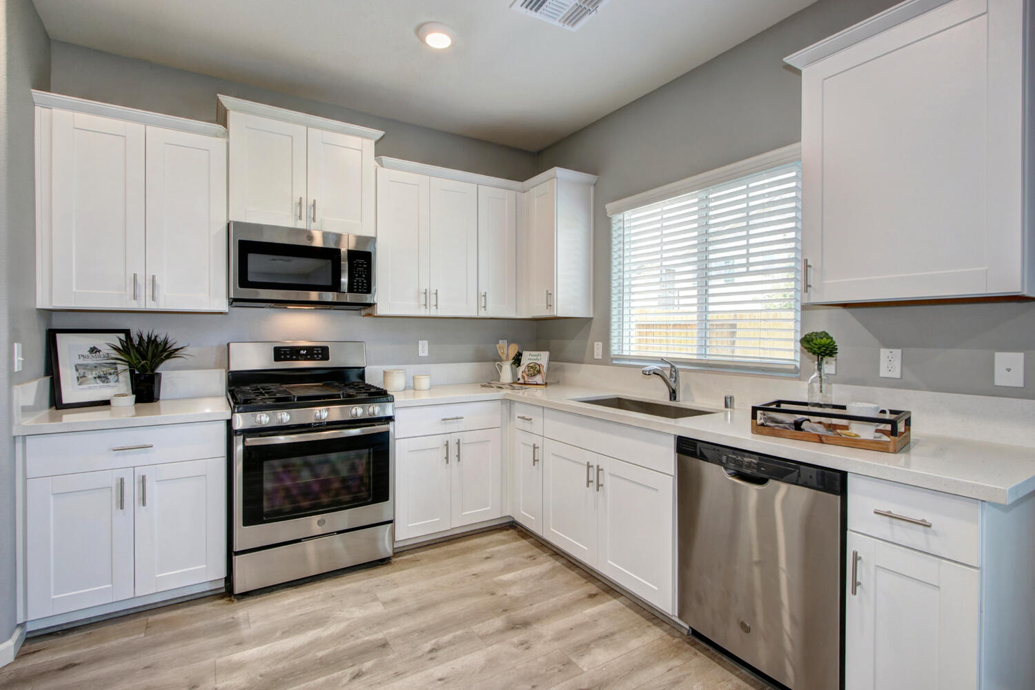 6024_Emerald_Park_Ln_Roseville-large-010-006-010-1500x1000-72dpi