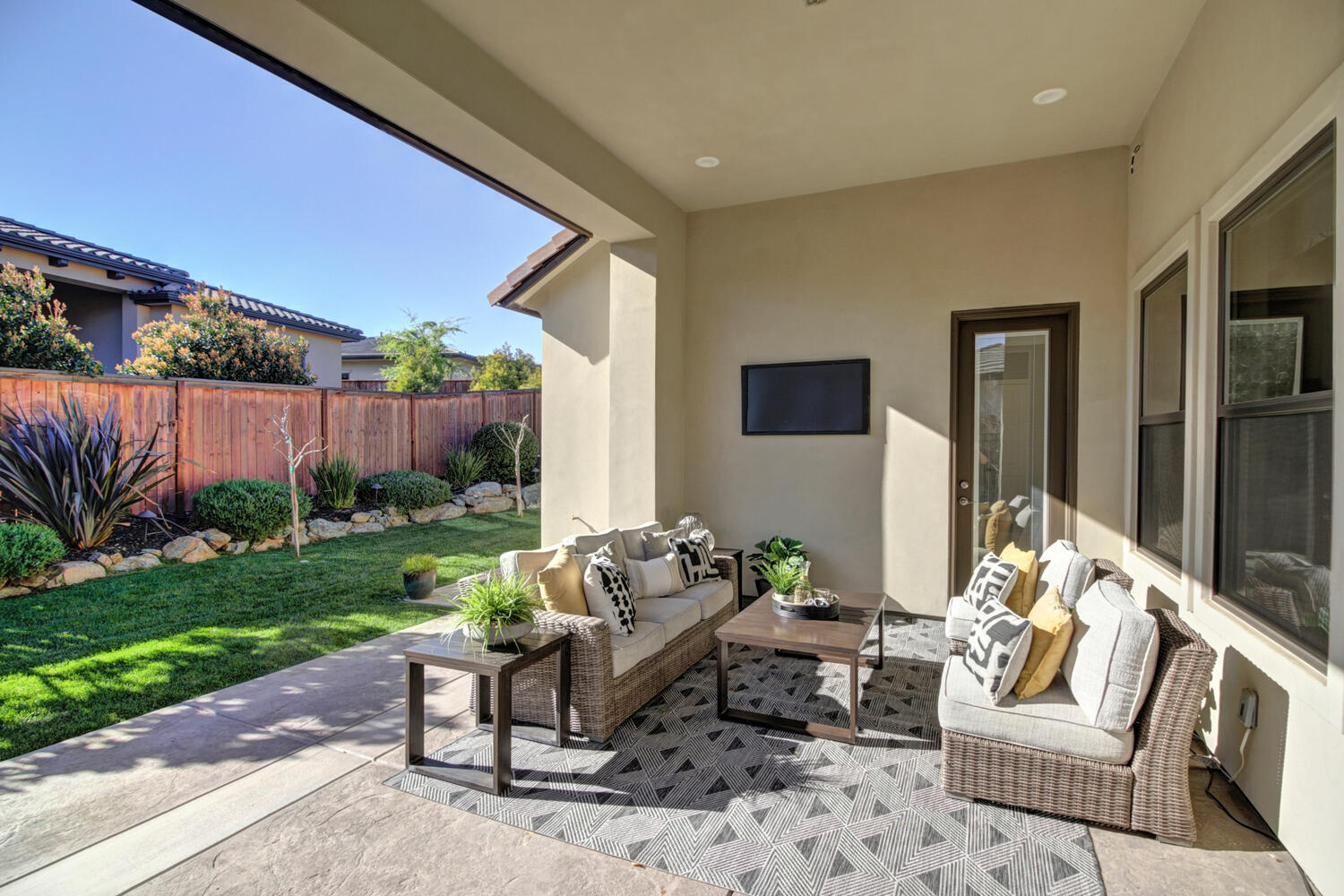 701_Oreno_Cir_Folsom_CA_95630-large-041-037-041-1500x1000-72dpi