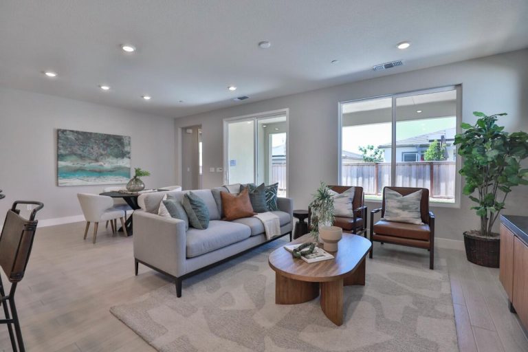 Vintage Oak, Lincoln - Premiere Home Staging & Design